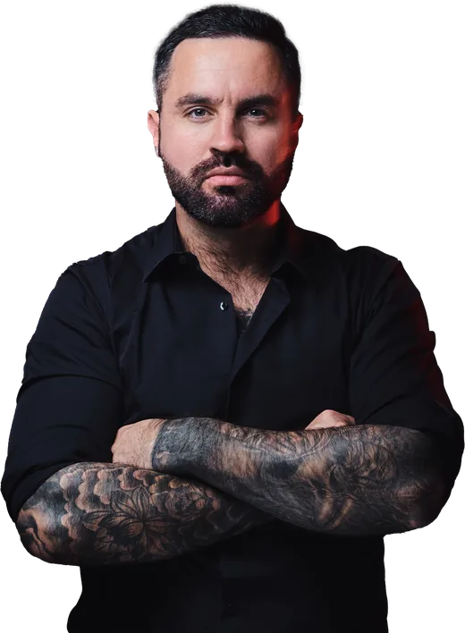 Tatuador del estudio con los brazos cruzados
